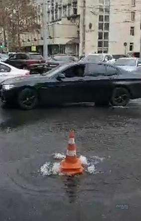 парковка в центре симферополя залило водой