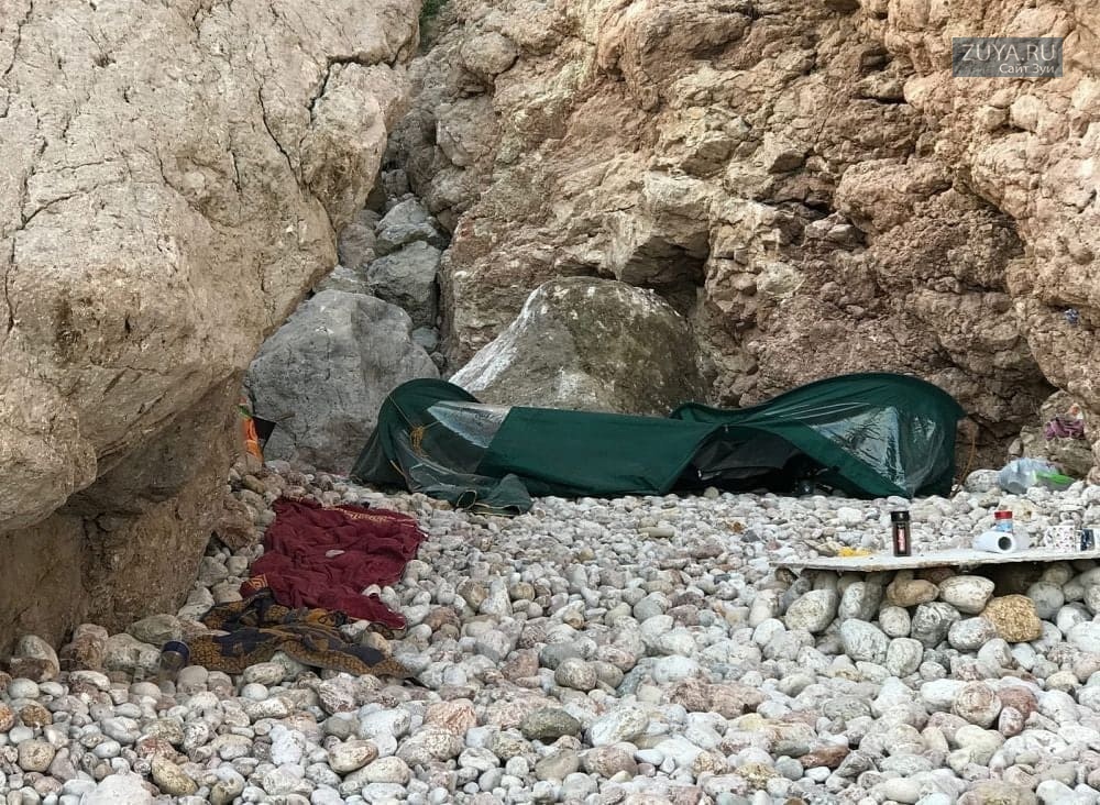 В Крыму на пляже Васили огромный камень накрыл палатку отдыхающих