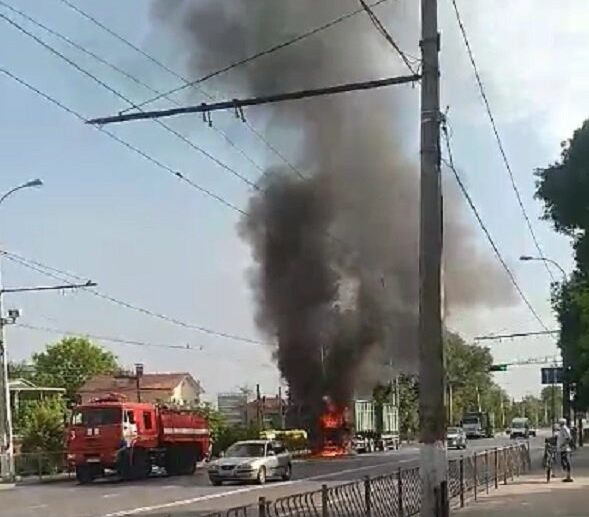 Загорелся грузовой автомобиль в Симферополе фото