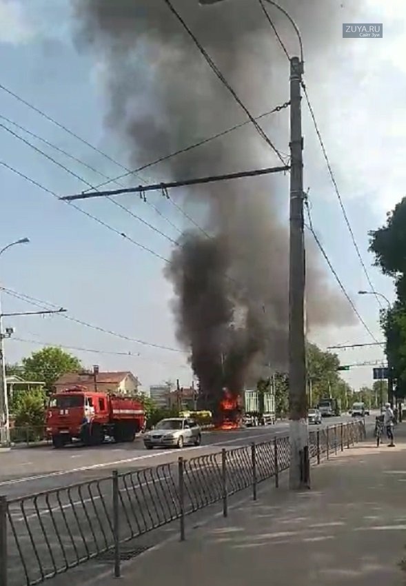 Загорелся грузовой автомобиль в Симферополе фото